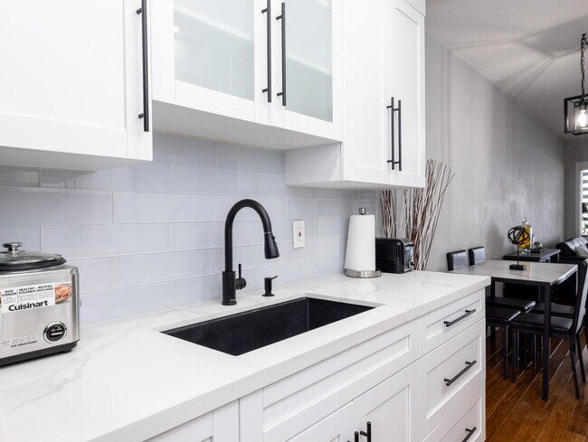 Building Photo - Fully Remodeled & Furnished 1 Bedroom Condo