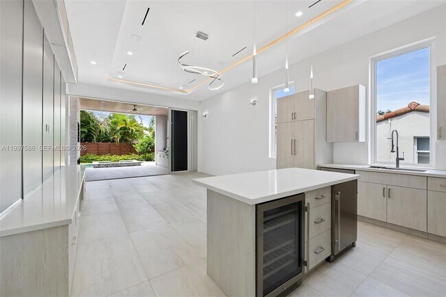 Building Photo - 1615 NE 3rd Ct