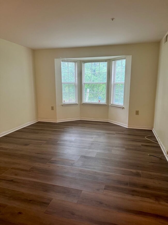 Building Photo - Spacious Ground Floor Condo