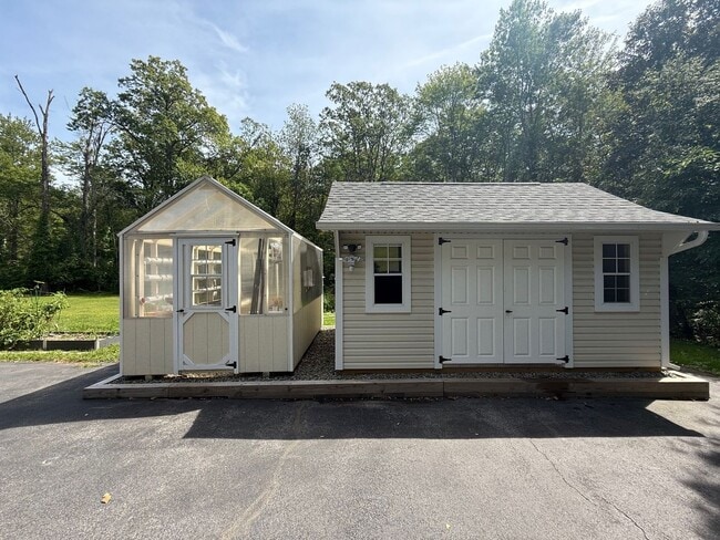 Building Photo - 3 Bedroom House with Many Amenities in Roc...