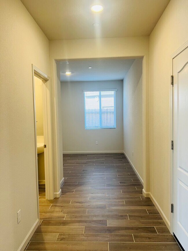 Building Photo - Beautiful 4 bed/2 bath Meritage Home in El...