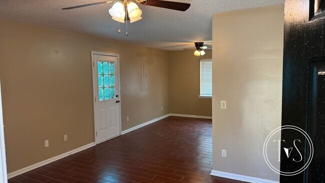 Building Photo - 142 Shayna Dr