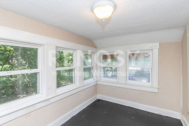 Building Photo - 3 bed 1 bath Home