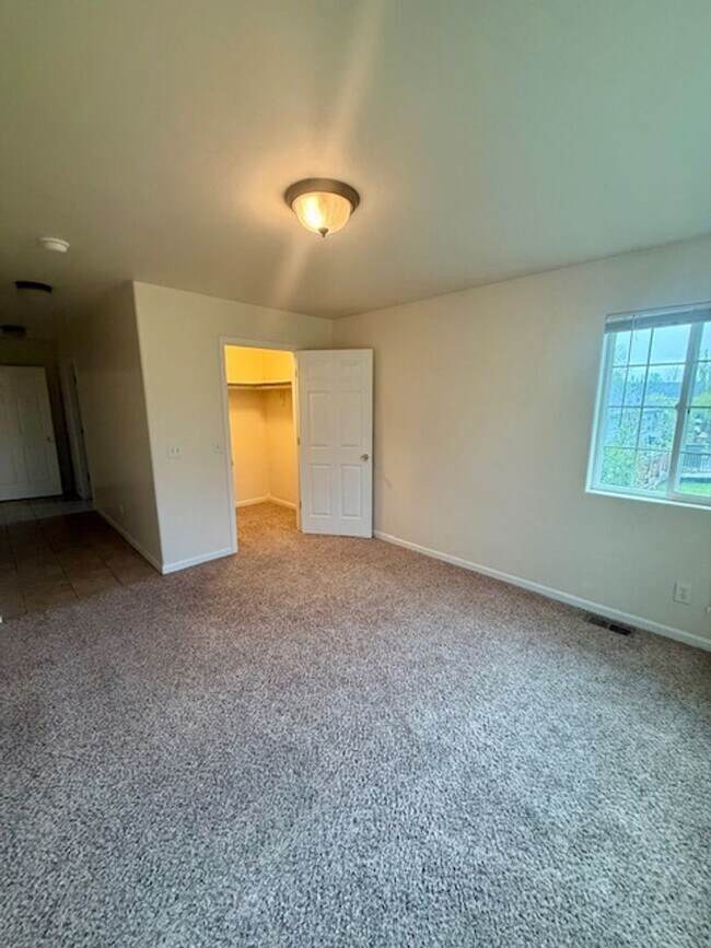 Building Photo - Spacious 4 Bed / 3 Bath Duplex on 1 Acre –...