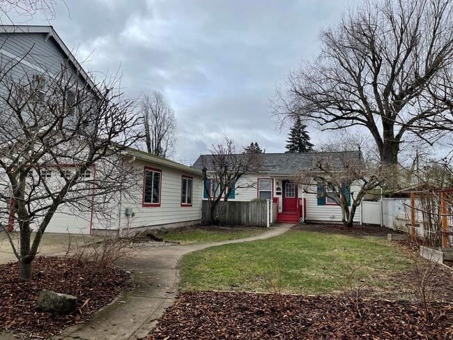 Building Photo - Charming and Updated 1913's Home! Woodstoc...