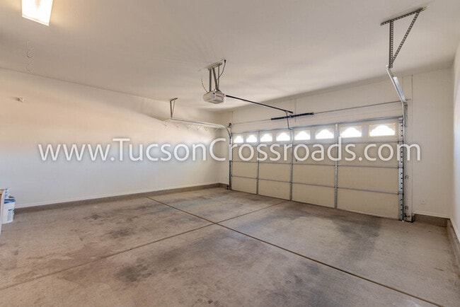 Building Photo - 4 Bedroom / 2 Bathroom Home