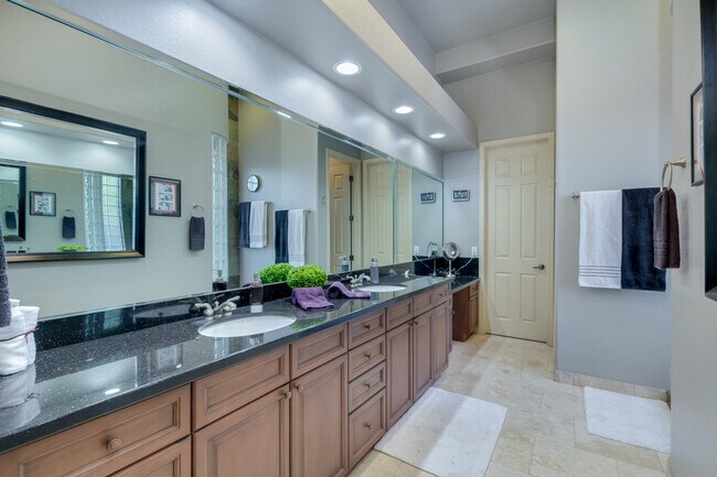 Building Photo - 2143 E Tonto Pl