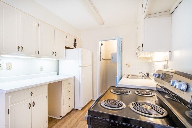 Building Photo - Convenient To Downtown Brevard