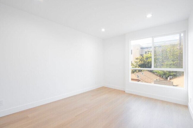 Building Photo - 1616 N Serrano Ave