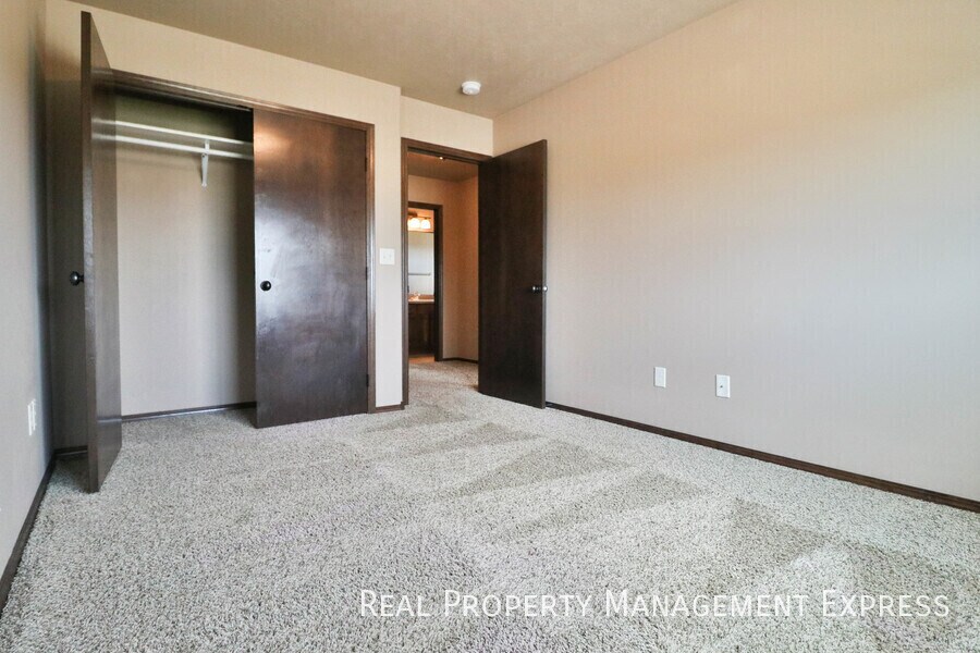 Building Photo - Beautiful 2 Story Townhome with Loads of A...