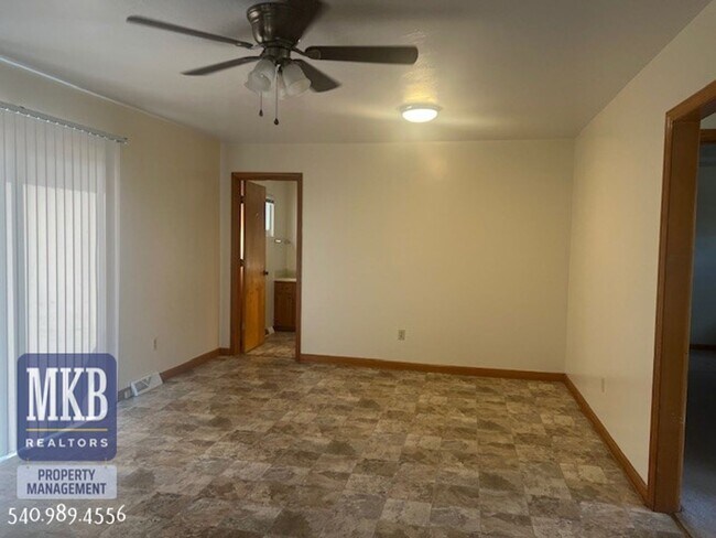 Building Photo - Garden City- 1 Bedroom duplex