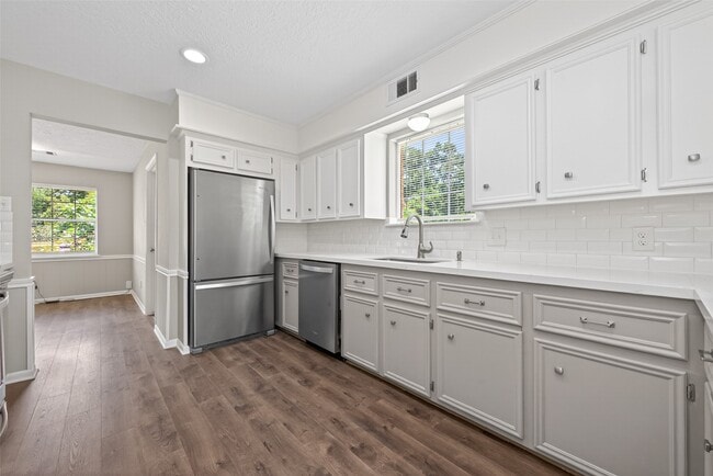 Building Photo - 105 Glenmora Ct