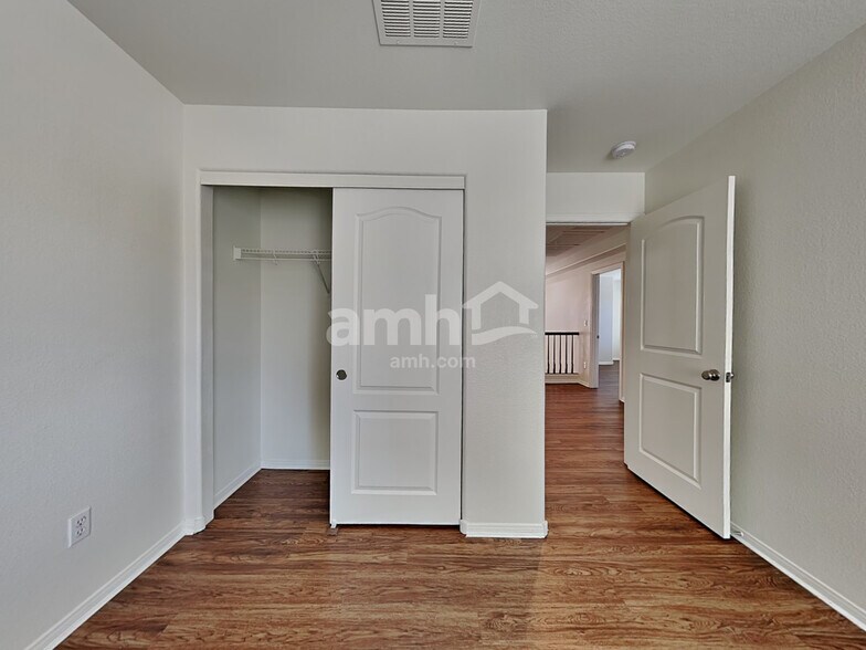 Building Photo - 10822 Elfstrom Ave