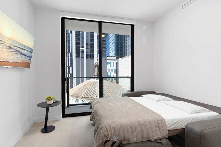 Building Photo - 501 NE 1st Ave