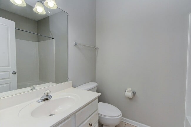 Building Photo - End-Unit 3br/2.5bth Townhome in Villages o...