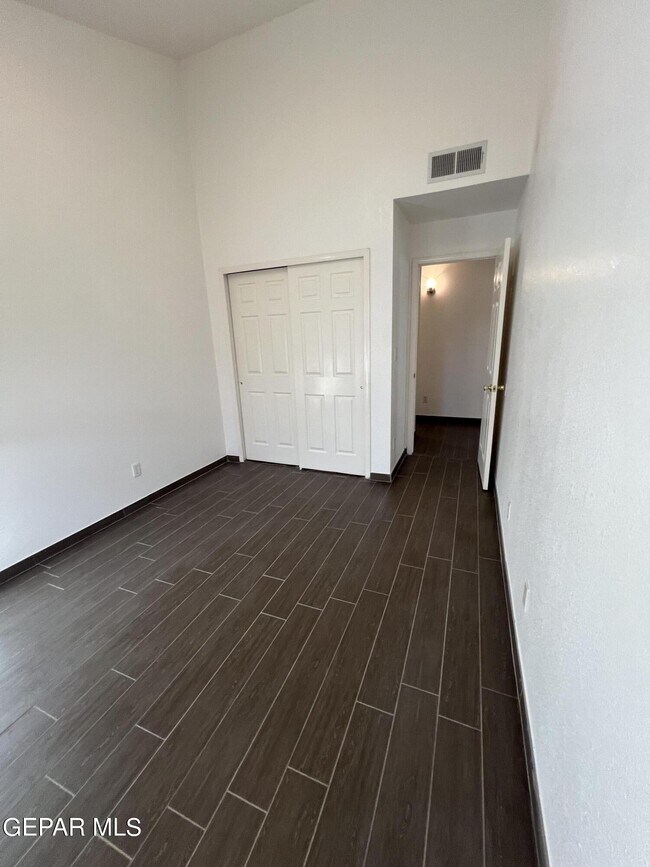 Building Photo - 7115 Oval Rock Dr