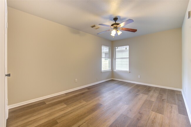 Building Photo - 138 W New Meadows Dr