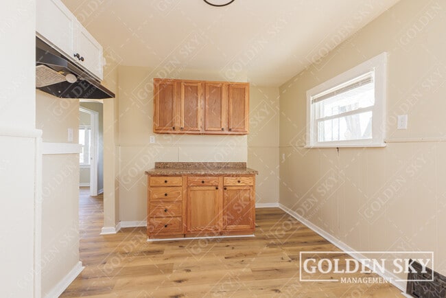 Building Photo - 4613 S Madison St