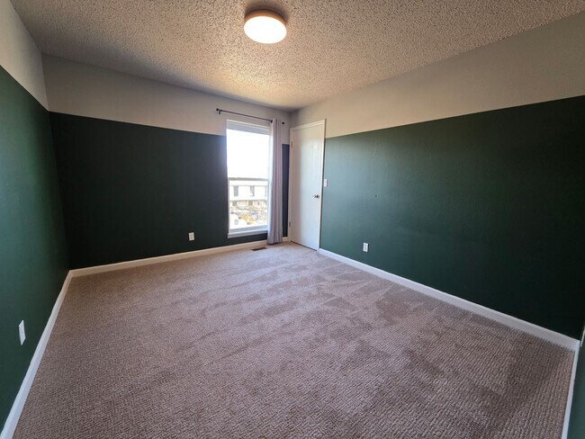 Building Photo - Beautiful 4 Bed, 2 Bath Home In The Heart Of Colorado Springs!!!