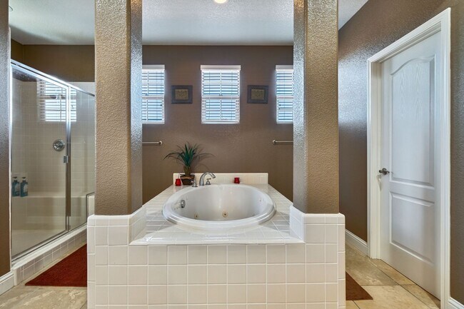 Building Photo - 9952 Spring View Way