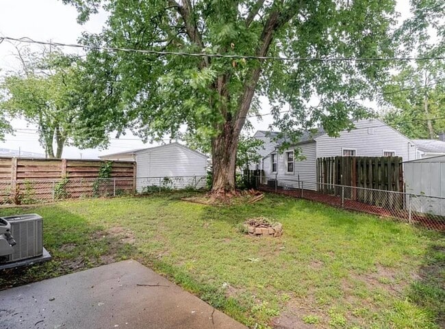 Building Photo - 307 Meadows Ave