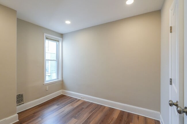 Building Photo - Amazing newly redone large 3 bedroom