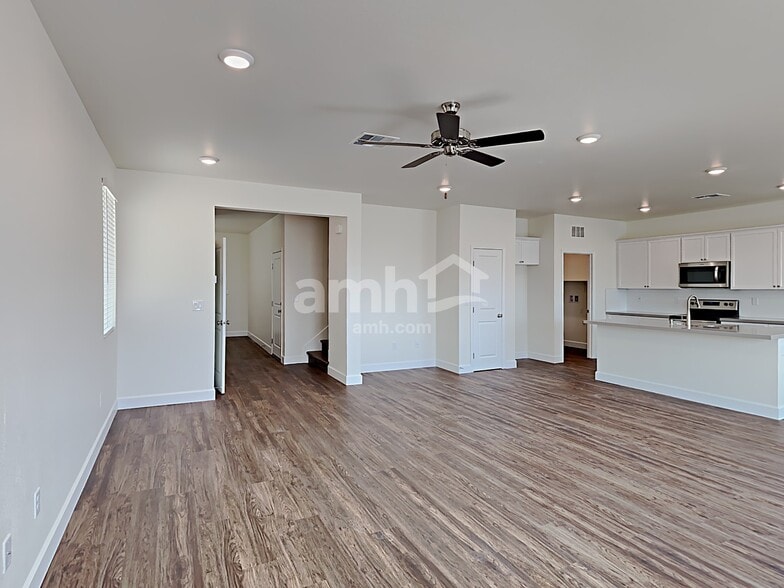 Building Photo - 2021 Reaves Wy
