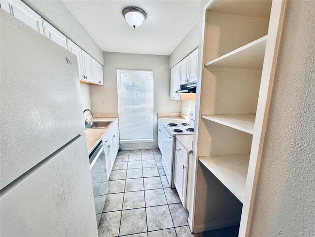 Building Photo - 3822 Southway Dr