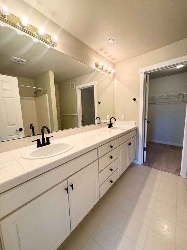 Building Photo - Spacious is Aqua Highlands one bedroom plu...