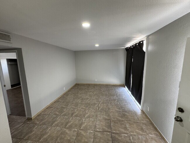 Building Photo - First month's rent 1/2 off!  Ideal 2nd floor unit refreshed and ready to lease!