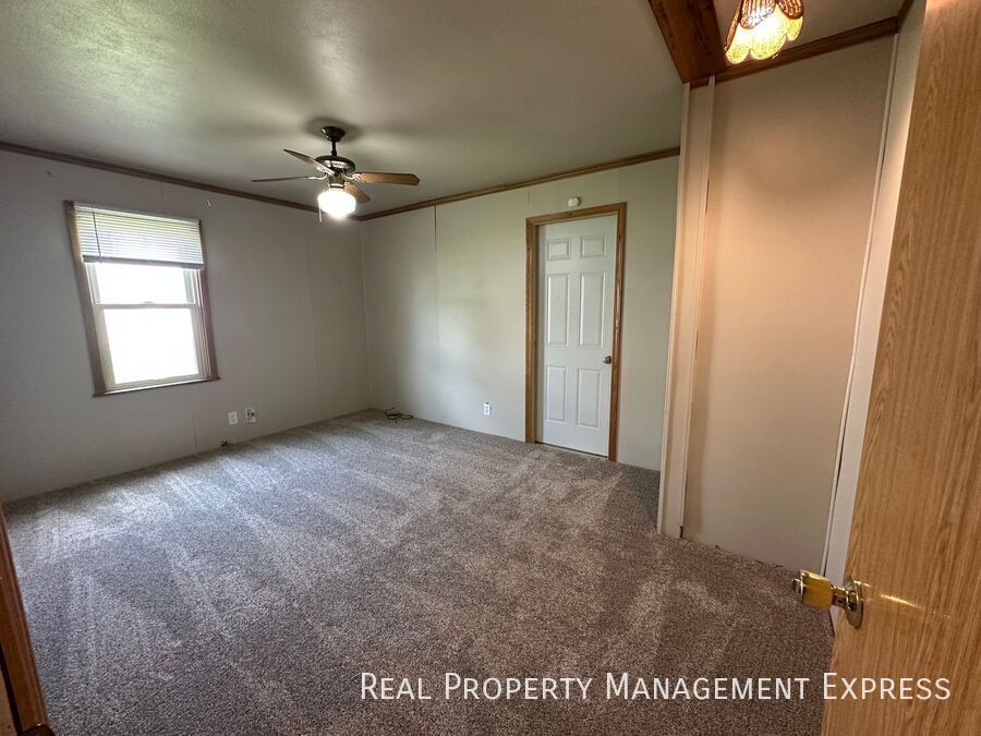 Building Photo - Cozy 4 Bedroom 3 Bathroom Home