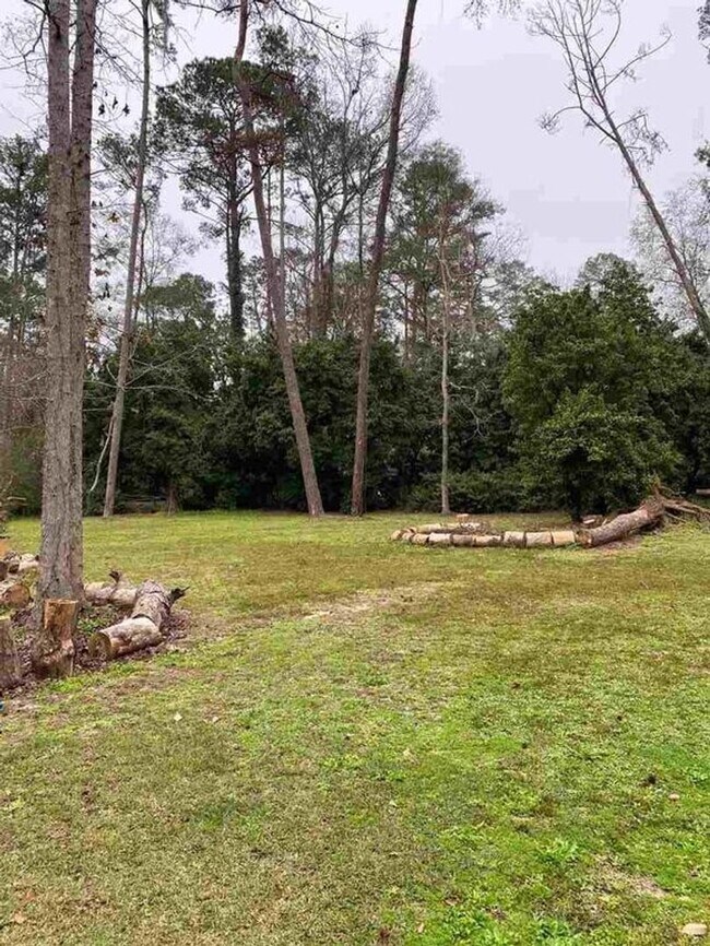 Building Photo - 3155 Lakeshore Dr