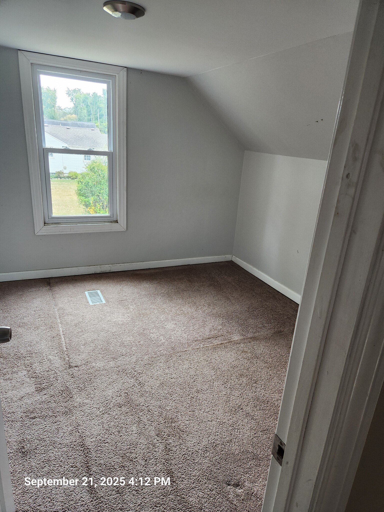 2nd floor bdrm - 2855 Mann Rd
