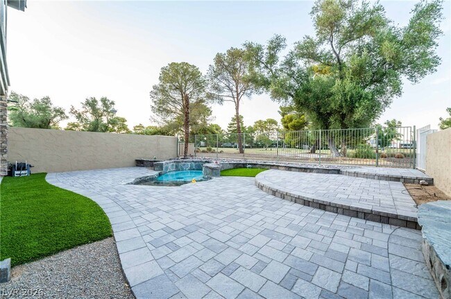 Building Photo - 980 Vegas Valley Dr