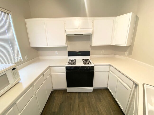 Building Photo - Gated Community Comfort – 2 Bed, 2 Bath Be...