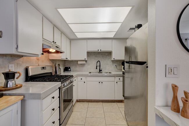 Building Photo - 4338 Caliente St