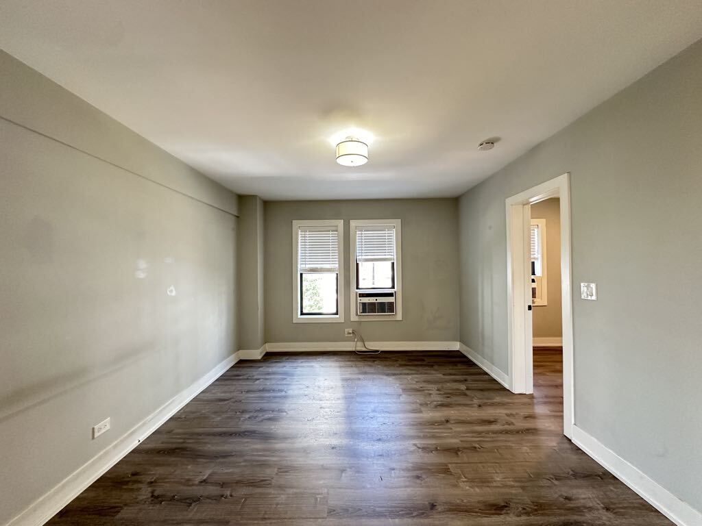 Building Photo - 545 W Belmont Ave