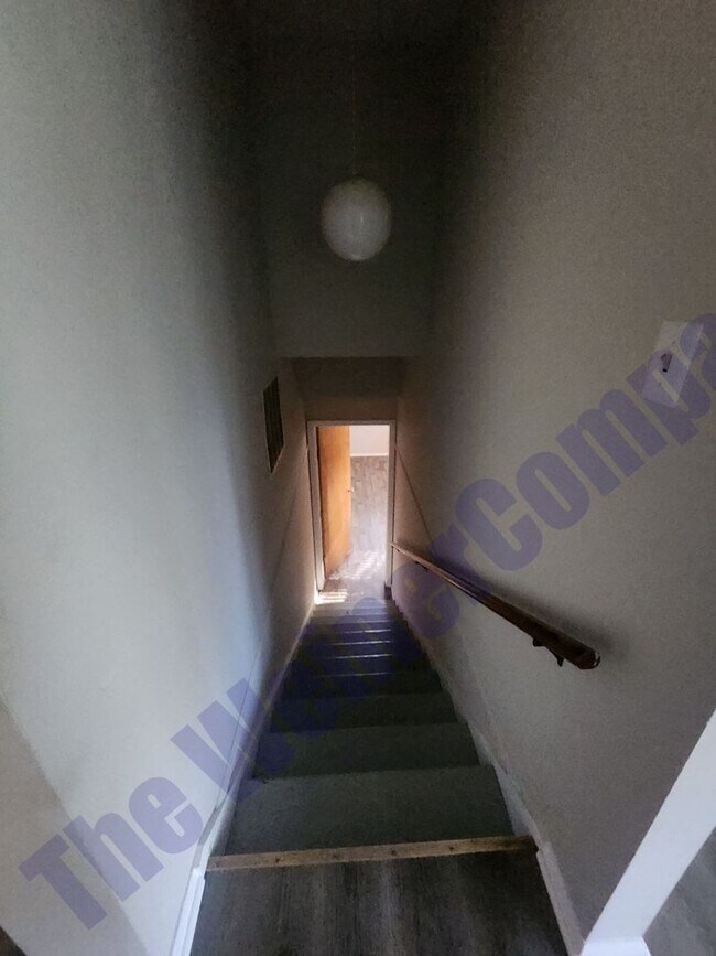 Building Photo - 4 Bedroom 2 bath House Available August 1st!