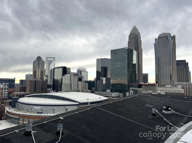 Building Photo - 505 E 6th St