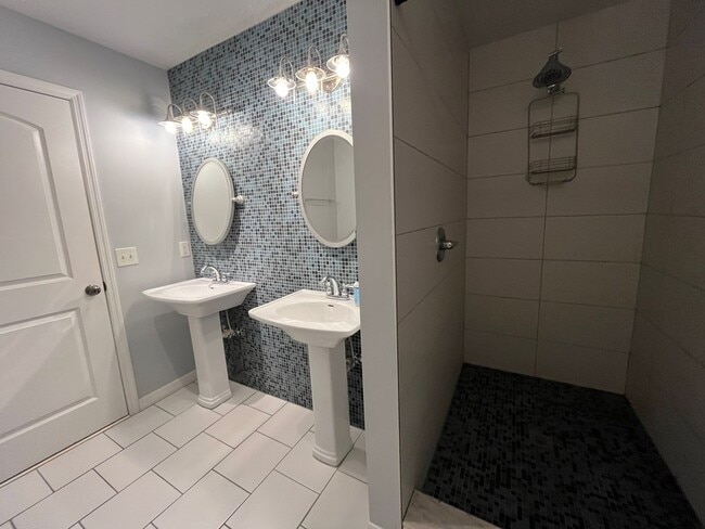 Building Photo - 3 Bedroom, 2 Bath home w/2 Car Garage on 5...