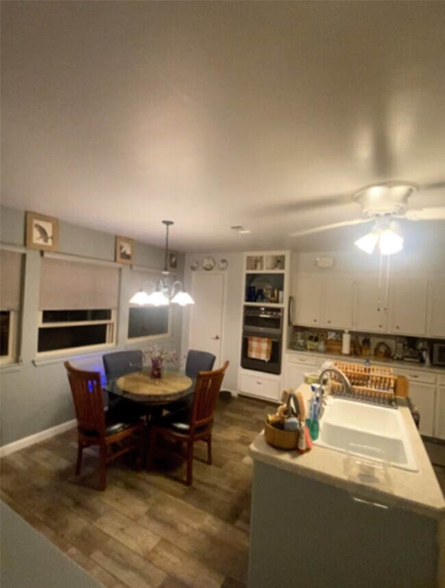 Building Photo - 179 Old Bridge Lake St