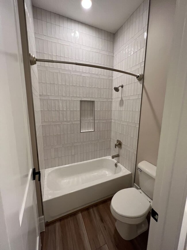 Building Photo - Beautiful 4 Bedroom, 4 Bathroom Home in Th...