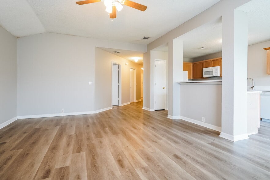 Building Photo - 6901 Baybridge Dr