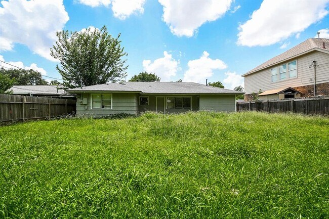 Building Photo - 1623 Camille St