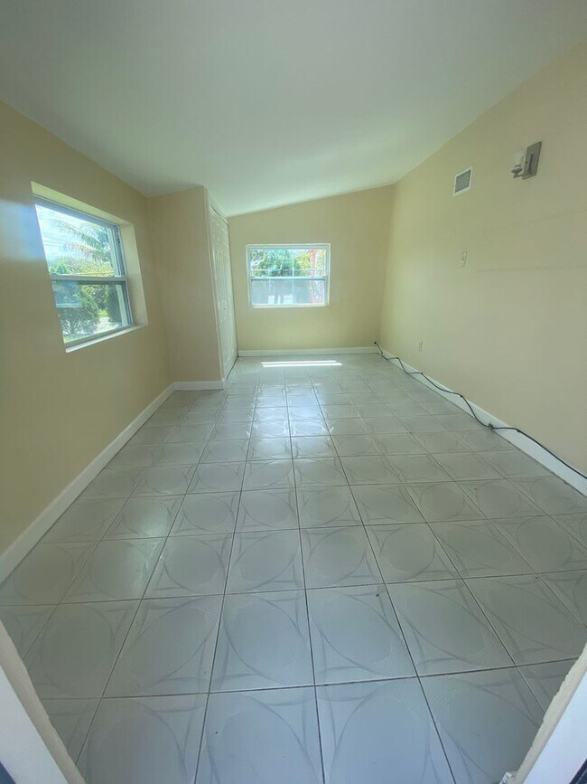 Building Photo - Beautiful 3-bedroom home located in Delray...