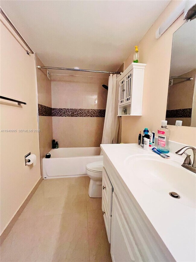 Building Photo - 2500 Parkview Dr