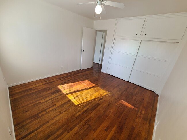 Building Photo - Spacious Ocean Beach 2 bed 1 bath just a f...