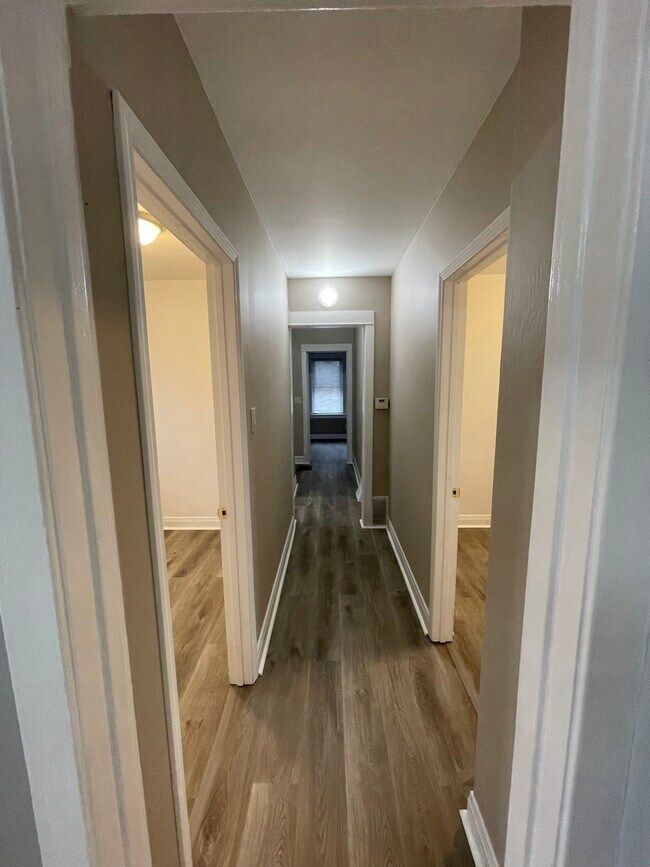 Hallway bedroom 02-03 - 5434 N Lotus Ave