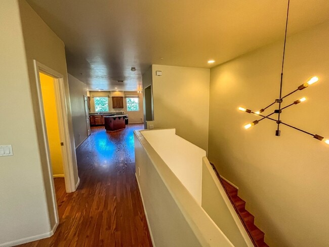 Building Photo - 3 Story townhome