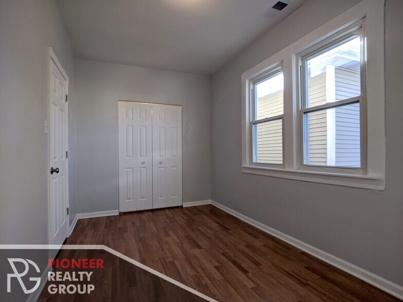 Building Photo - 1520 W Melrose St